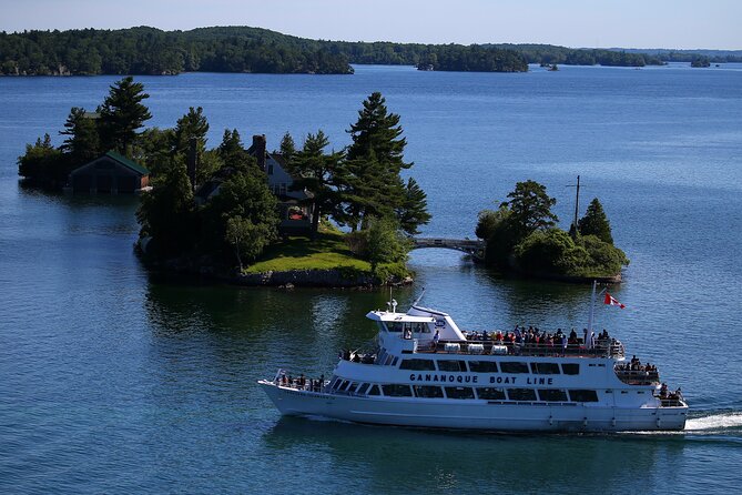 1-Hour 1000 Islands Cruise from Gananoque - Half Moon Bay, Leek Island, and the wider route