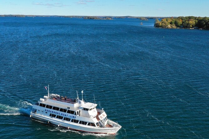 1-Hour 1000 Islands Cruise from Gananoque - Finding the best view on a three-level boat