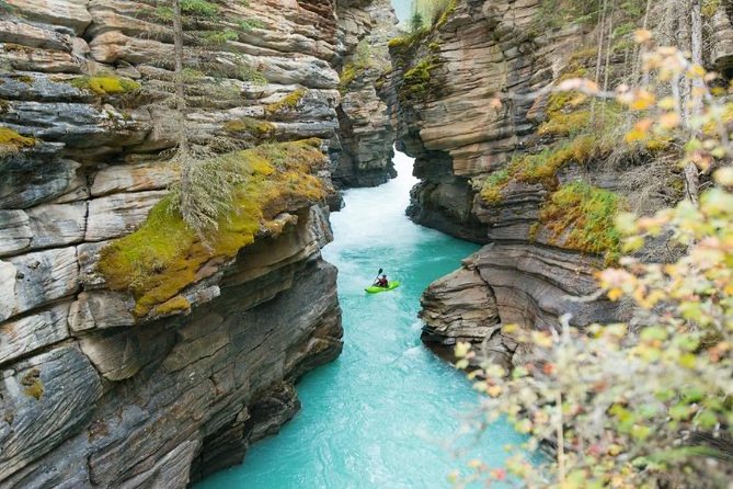 3-Day Authentic Jasper National Park Packaged Tour - Day one: Lake Louise, Moraine Lake, and the Icefields Parkway