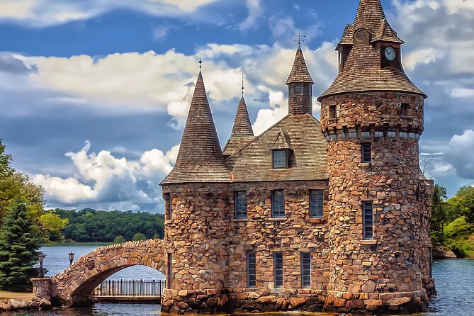 5-Hour 1000 Islands Boldt Castle Stopover Cruise from Gananoque - Arriving at Heart Island and handling customs