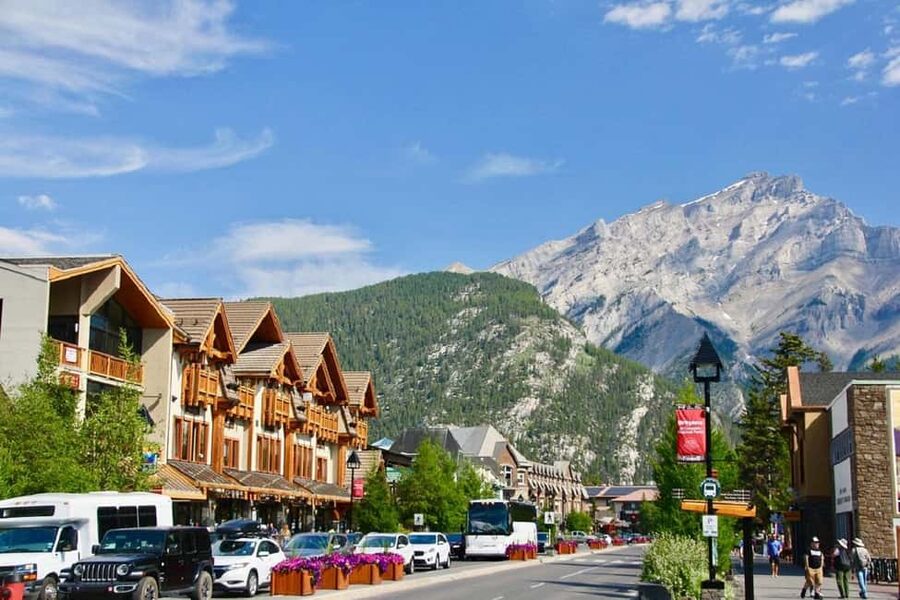 Banff/Calgary:Banff National Park&Johnston Canyon 1-Day Tour - Winter and summer are different tours in practice