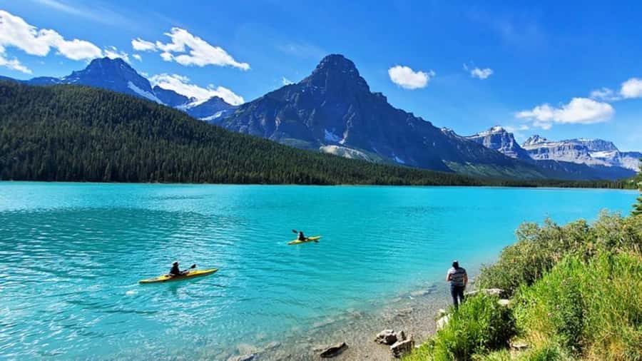 Banff/Calgary/Canmore: Crowfoot Glacier and 5 Lakes Tour - Lunch, water, and what to bring
