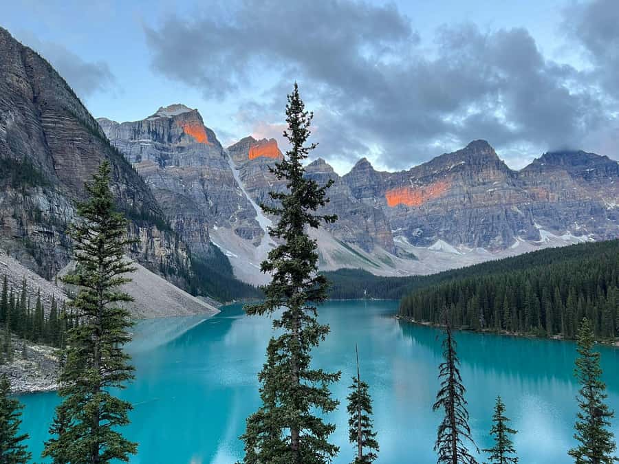 Banff/Canmore: Moraine Lake 1.5h & Lake Louise Half-Day Tour - Snacks, Water, and the Small Personal Touches