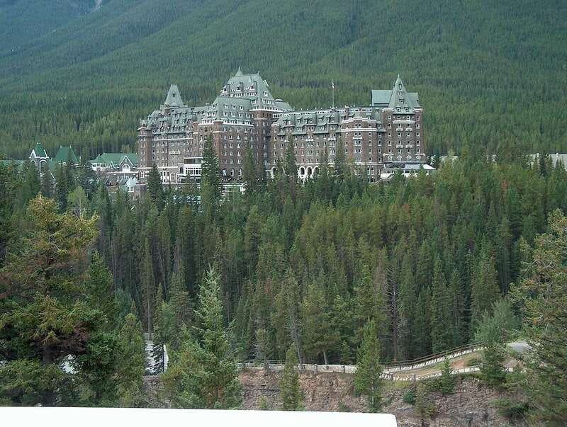 Banff: Castle Food Experience at Banff Springs Hotel - Starting at Rundle Bar with a signature drink