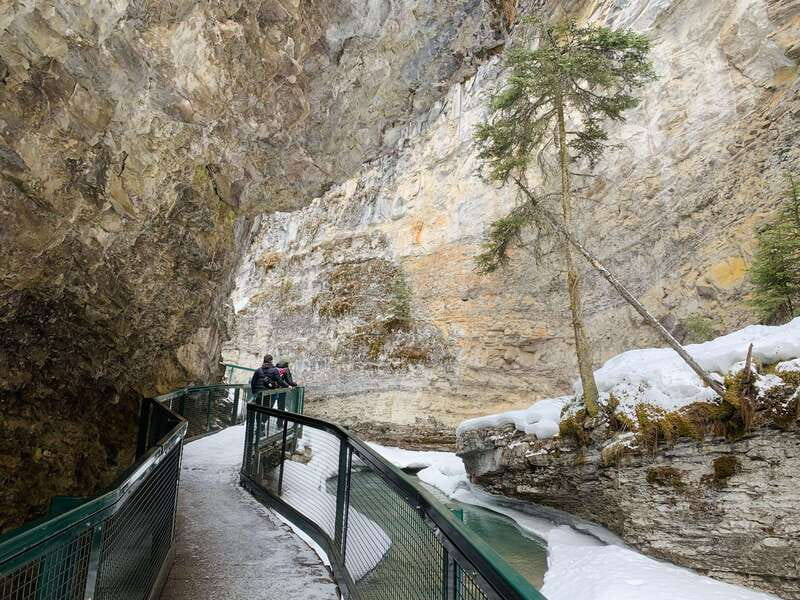 Banff: Gondola Cave Basin, Johnston Canyon & Lake Minnewanka - Eighty minutes in Banff town