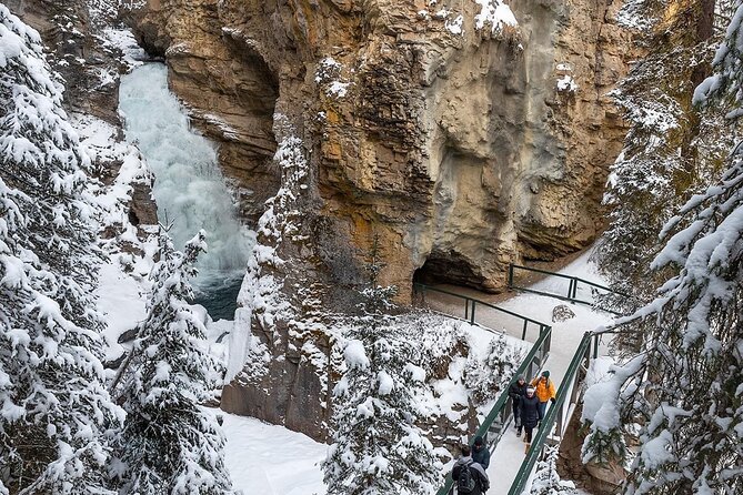 Banff Highlights: Moraine Lake, Lake Louise and beyond - Banff Avenue is your food and town break