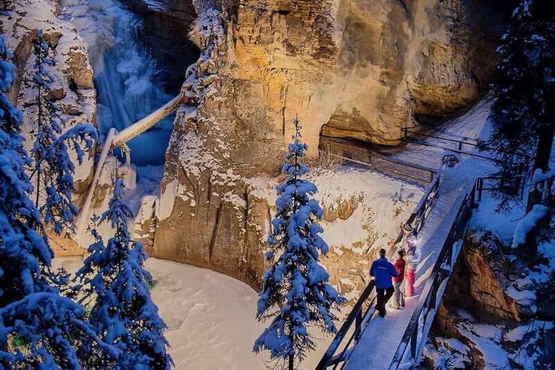Banff: Johnston Canyon Evening Icewalk - The drive along the Bow Valley Parkway