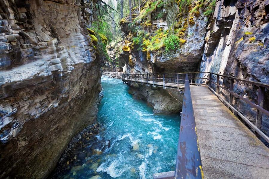 Banff: Lake Louise,Emerald & Johnston Canyon+5More - Lake Louise Village gives you a practical lunch break