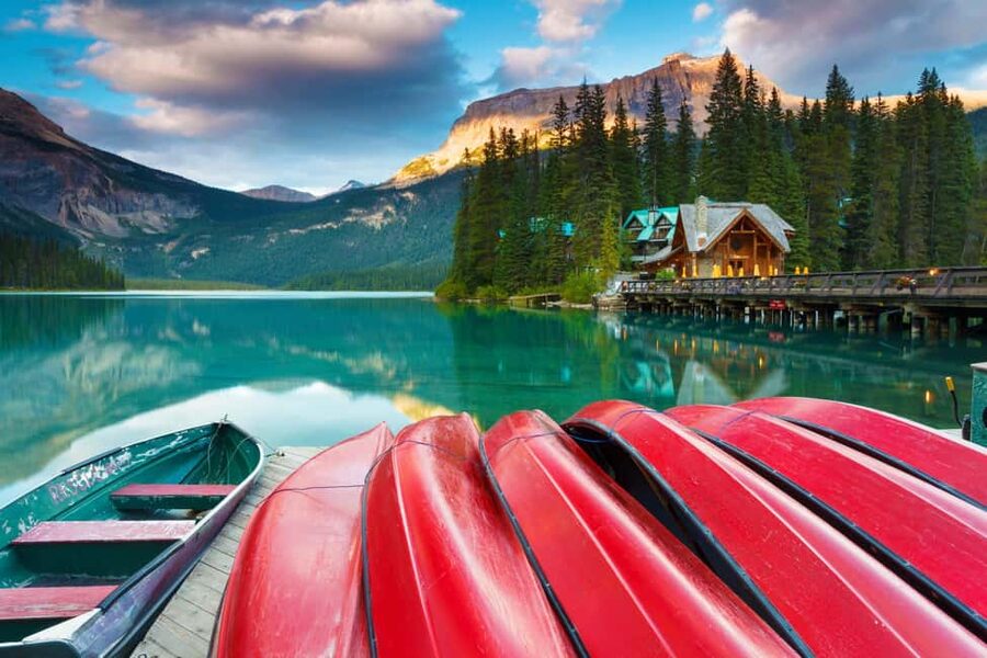 Banff: Lake Louise, Emerald, Moraine Lake & Johnston Canyon - Lake Louise gives you the postcard view