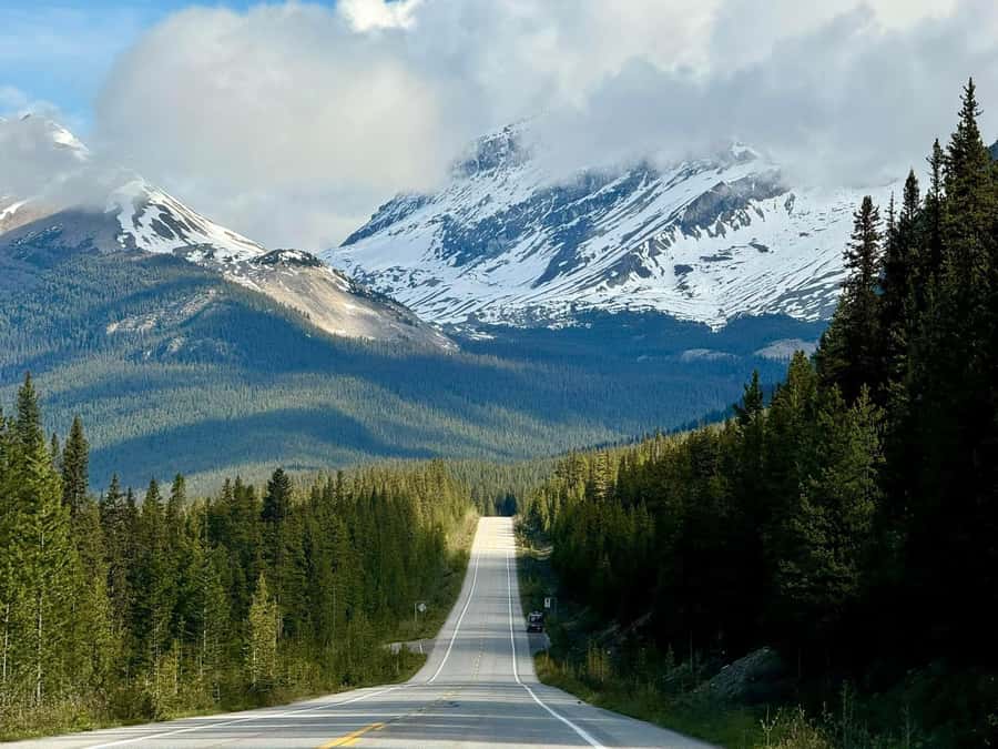 Banff: Lake Louise, Moraine, Emerald Lake & Canyon Day Trip - Lake Louise, the classic first look