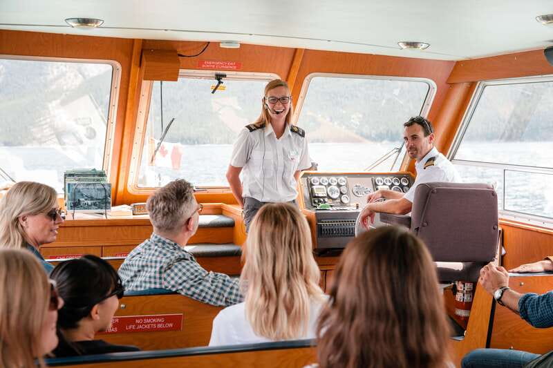 Banff: Lake Minnewanka Cruise - Boarding the boat and choosing your expectations