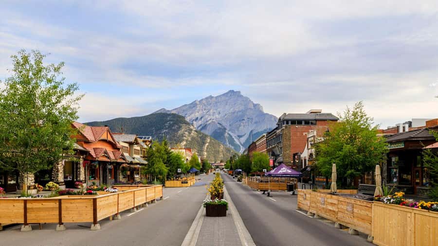 Banff: Moraine Lake, Lake Louise, Emerald Lake and Yoho Trip - Emerald Lake brings a quieter change of pace