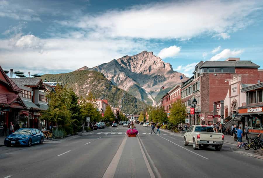 Banff Town: Gondola, Lake Louise, Moraine, Cave and Basin - Lake Louise with time for the lakeshore