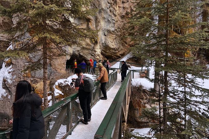 Banff Town ,Lake Louise, Moraine , Emerald & Johnston Canyon Tour - The Rocky Mountain highlights packed into one day
