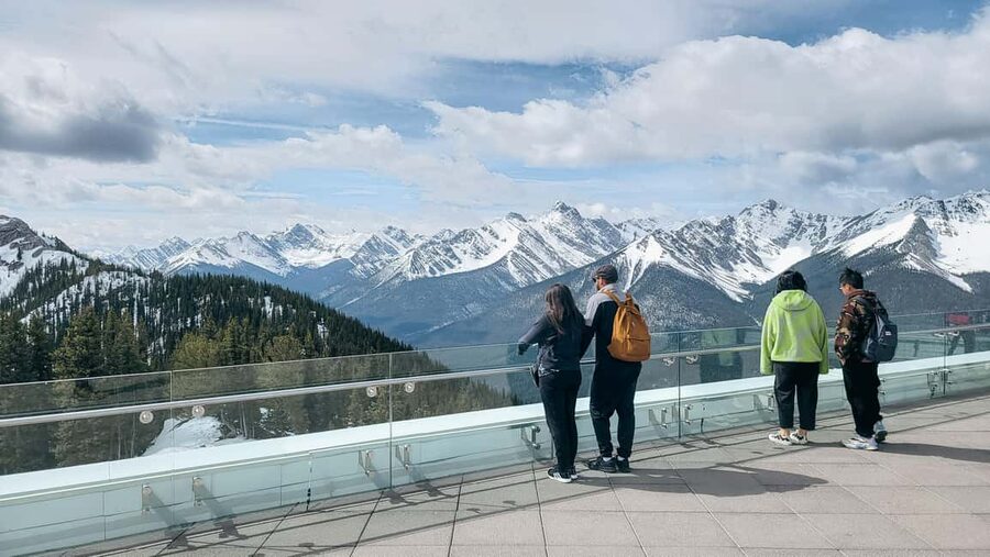 Banff: Winter Tour with Dinner & Nightrise at Banff Gondola - Why the open-top vintage car changes the evening