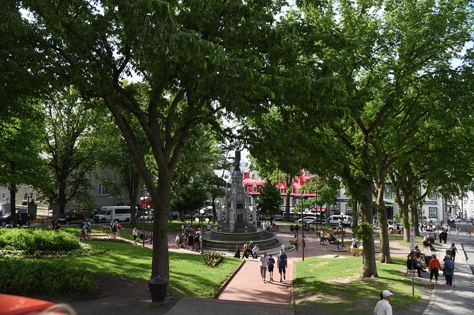 Best of Quebec City: Panoramic Bus Tour with Local Guide - What the guide adds to the ride