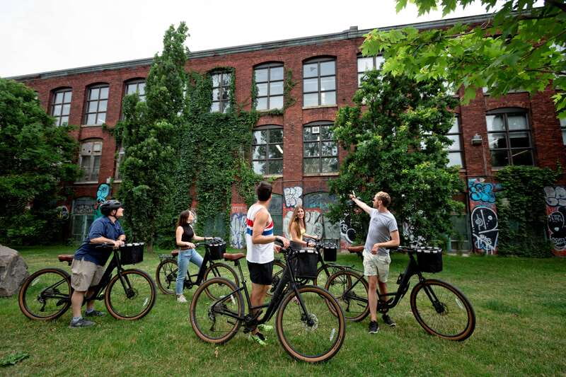 Bike/E-bike tour Plateau,MileEnd, Jean-Talon Market by Fitz - The Plateau’s green lanes and giant murals