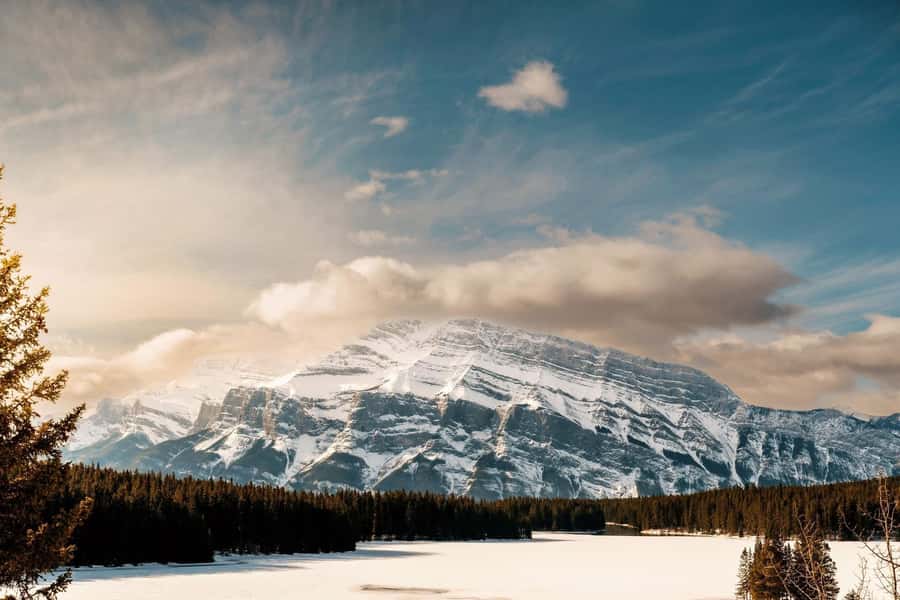 Calgary Banff: Columbia Icefield, Skywalk and Lakes Day Tour - Castle Mountain and Lake Louise set the tone