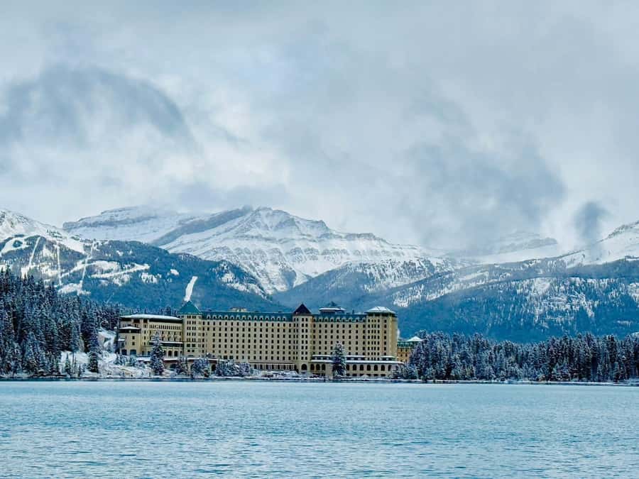 Calgary, Banff: Lake louise , Moraine ,Emerald Lake day Tour - Lake Louise: famous water and a short visit