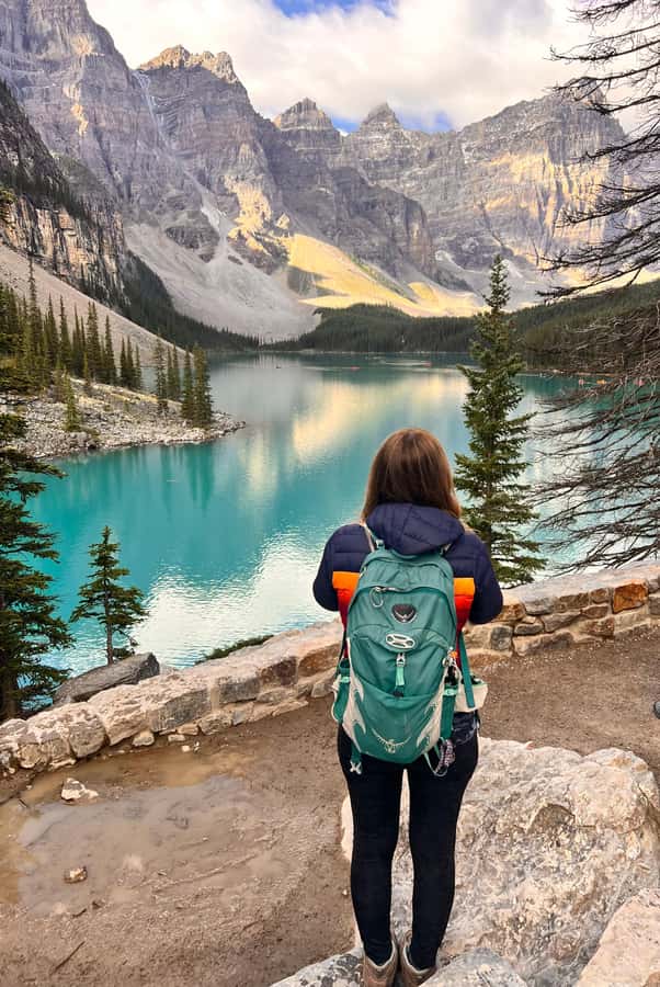 Calgary, Banff: Lake louise , Moraine ,Emerald Lake day Tour - Lunch in Lake Louise Village
