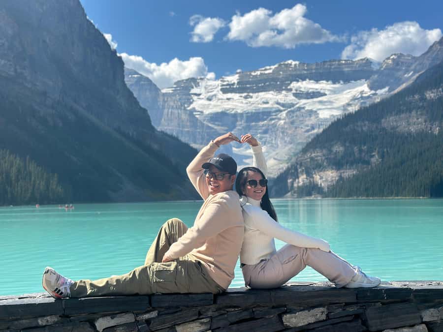 Calgary/Banff: Lake Louise, Moraine & Johnston Canyon Trip - Lake Louise: Turquoise Water and Big Mountain Views