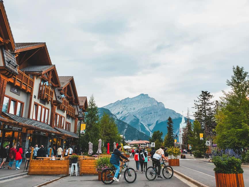 Calgary: Banff Top Lakes Tour with Banff Town Visit - Moraine Lake: the seasonal must-see