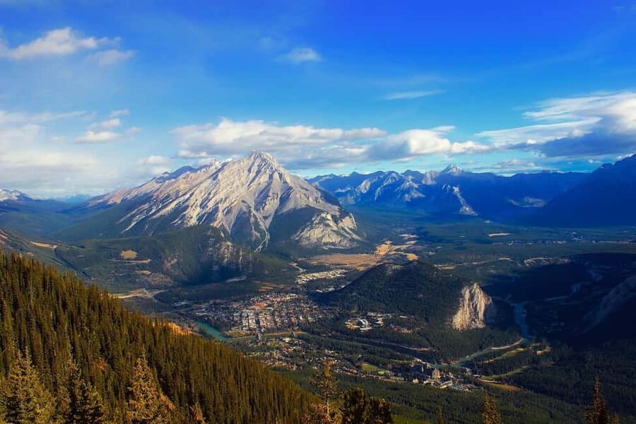 Calgary: Banff Top Lakes Tour with Banff Town Visit - Lake Louise: the famous opening scene