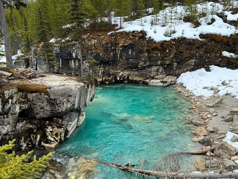 Calgary/Canmore: Lake Louise, Moraine Lake, & Banff Day Tour - Marble Canyon and the winter version of the route