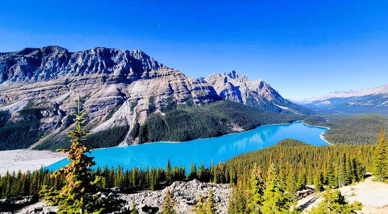 Calgary: Glaciers, Mountains, Lakes, Canmore and Banff Tour - Lake Louise: the first major lake stop