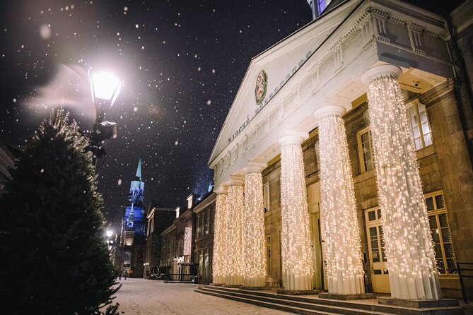 Christmas Walking Tour in Old Montreal - The World Trade Center Santa display