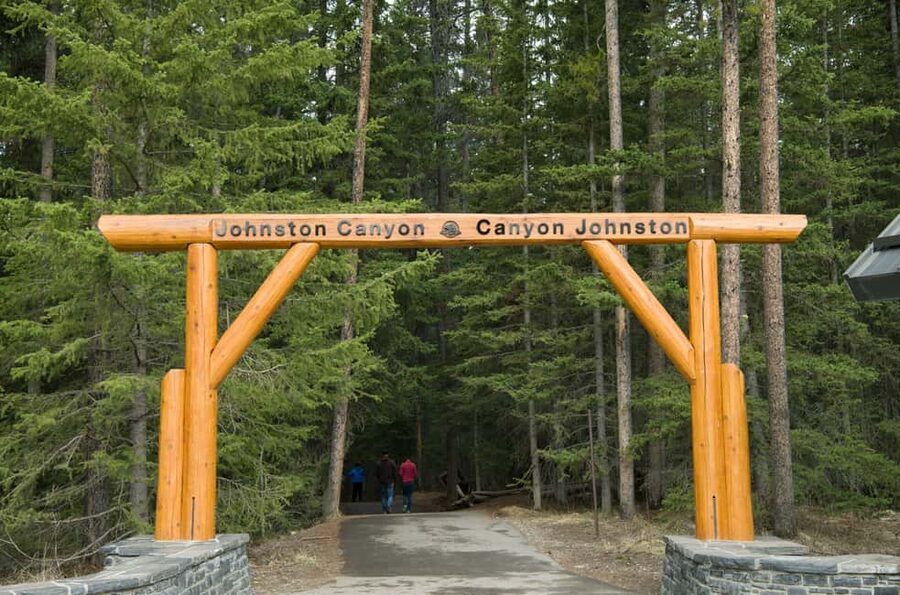 Deep Day Tour to Peyto, Moraine, Louise Lakes, J. Canyon... - Crowfoot Glacier and Bow Lake show the road at its best