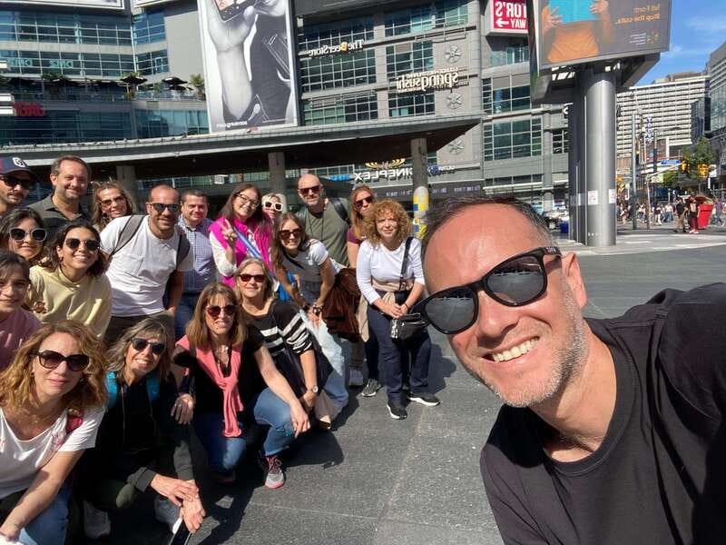 Downtown Toronto: Walking tour experience. English/Spanish - A Toronto walk built around contrast