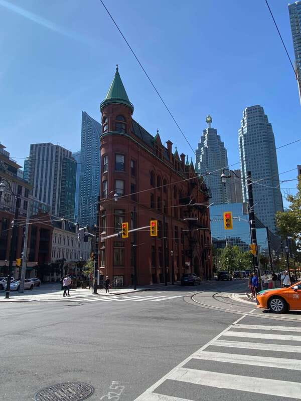 Downtown Toronto: Walking tour experience. English/Spanish - St. Lawrence Market, Toronto’s food center