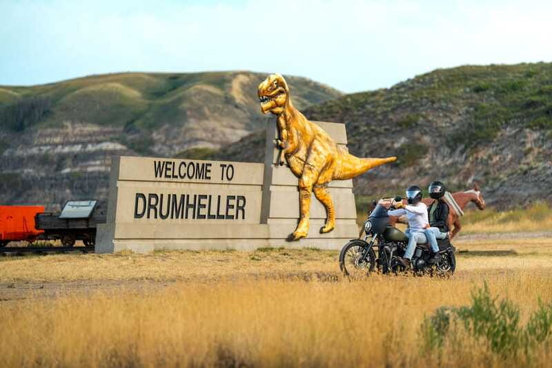 Drumheller: Dinosaurs, Canyons, & Hoodoos Day Tour - Lunch is practical, not a food tour
