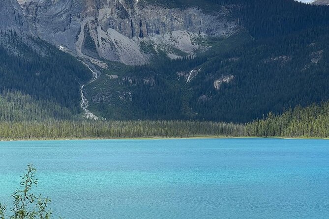 Emerald Lake Lake Louise Moraine Lake Half Day Tour - The mountain views between the stops