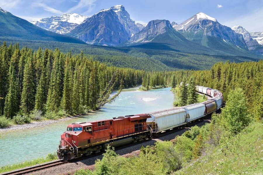 Emerald Lake, Louise, Takakkaw Falls, Johnston Canyon & More - Morant’s Curve, a quick stop with a clear purpose