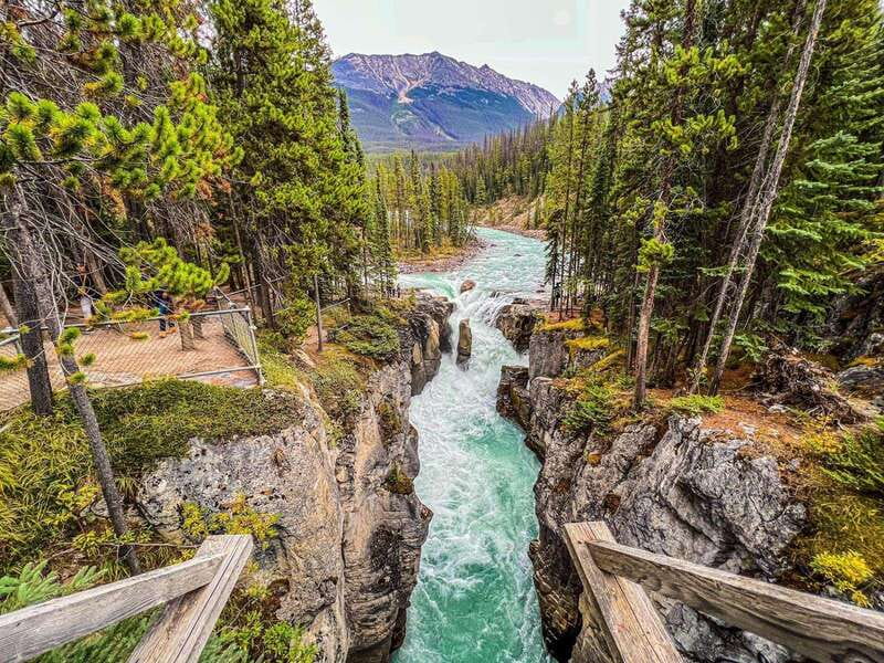 Emerald Lake, Moraine, Louise, Johnston Canyon & Banff Town - Banff town depends on the season