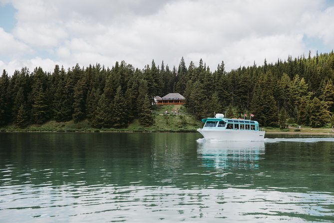 Explore Jasper Tour with Maligne Lake Cruise - Spirit Island and the famous Canadian Rockies view