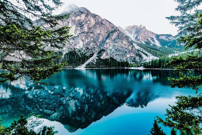 From Banff/Canmore: Trip to Moraine Lake and Lake Louise - Lake Louise: famous water and heavier crowds