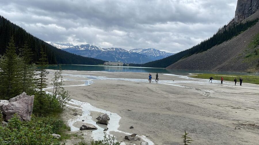 From Banff: Moraine Lake and Lake Louise Half Day Tour - Transport comfort, meeting point, and small snags