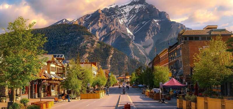 From Calgary: Private Lake Louise and Banff Day Trip - A long mountain day made easy from Calgary
