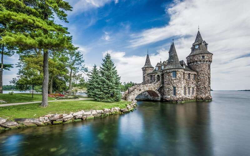 From Montreal: Toronto, Niagara Falls & 1000 Islands Tour - A close look at the transportation and pace