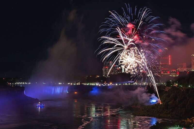 From Toronto: Niagara Falls Evening Tour With Boat Cruise - The Falls look different after sunset