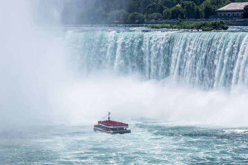 From Toronto: Niagara Falls Evening Tour With Boat Cruise - What the guides add to a busy schedule
