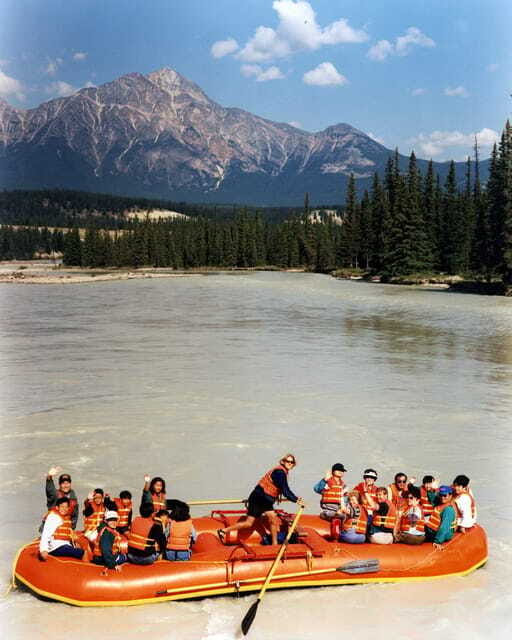 Jasper: Jasper National Park Easy 2-Hour Rafting Trip - The guides make the two hours work
