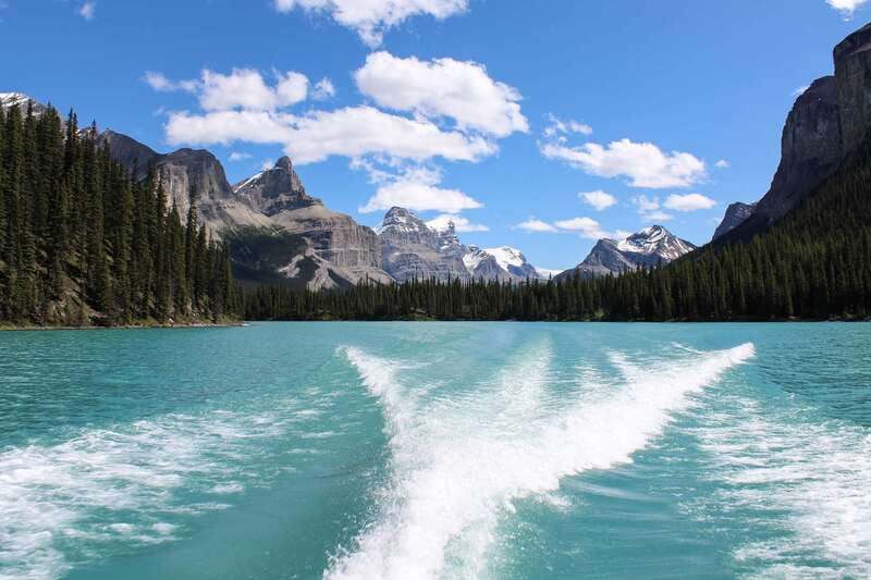 Jasper: Maligne Valley Wildlife & Spirit Island Cruise - Maligne Lake before the boat leaves