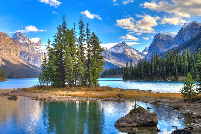 Jasper National Park 2-Day Tour: Maligne Lake & Columbia Icefield - Bow Lake begins the Icefields Parkway journey