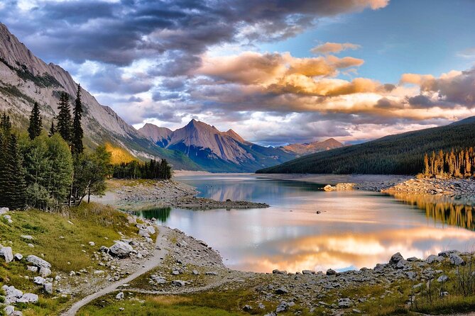 Jasper National Park Tour: Maligne Valley, Medicine Lake and Spirit Island - Maligne Lake and the Spirit Island cruise