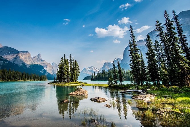 Jasper National Park Tour: Maligne Valley, Medicine Lake and Spirit Island - The long approach to Maligne Lake