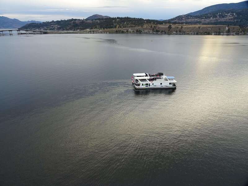 Kelowna: Okanagan Lake Afternoon Cruise - A burger, a drink, and an easygoing afternoon